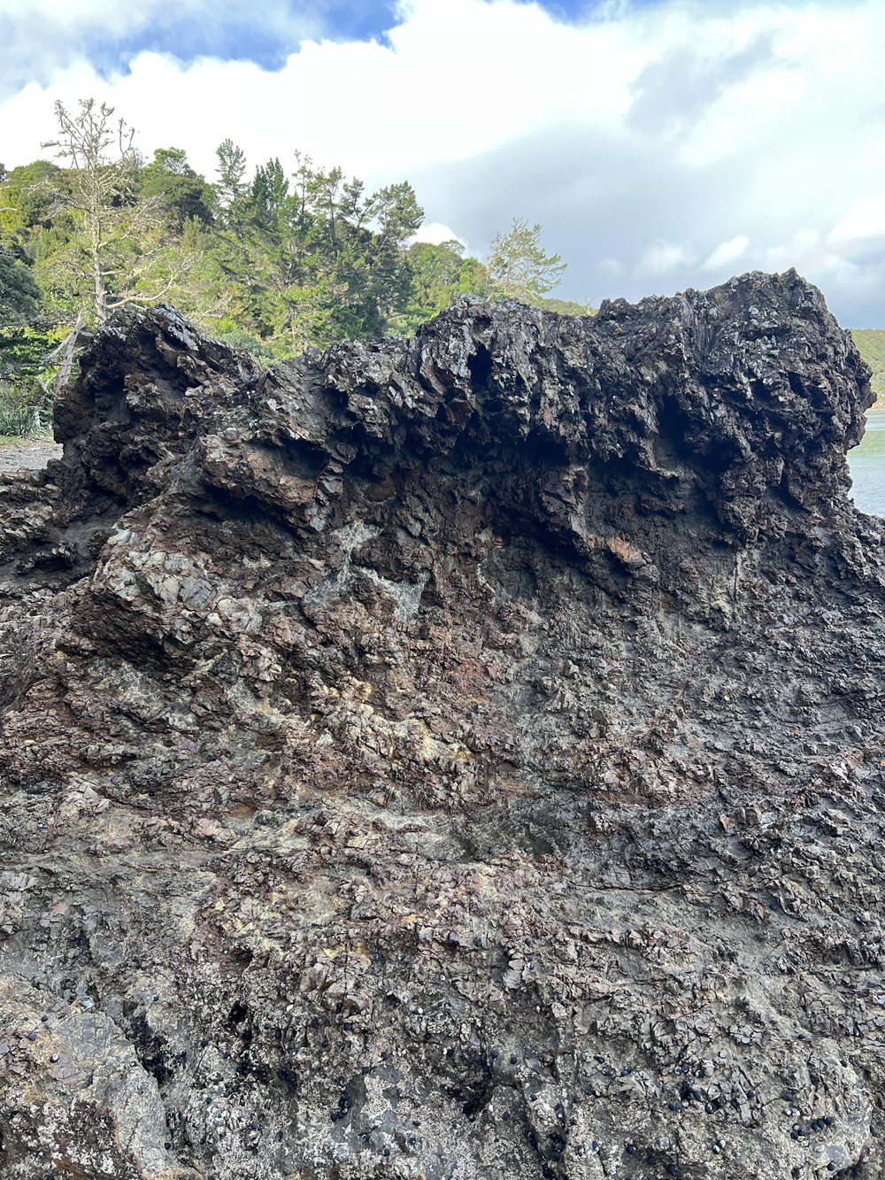 Reddites optikai illúzió tartja lázban az embereket: megtalálod a kislány arcát a szürke sziklán?