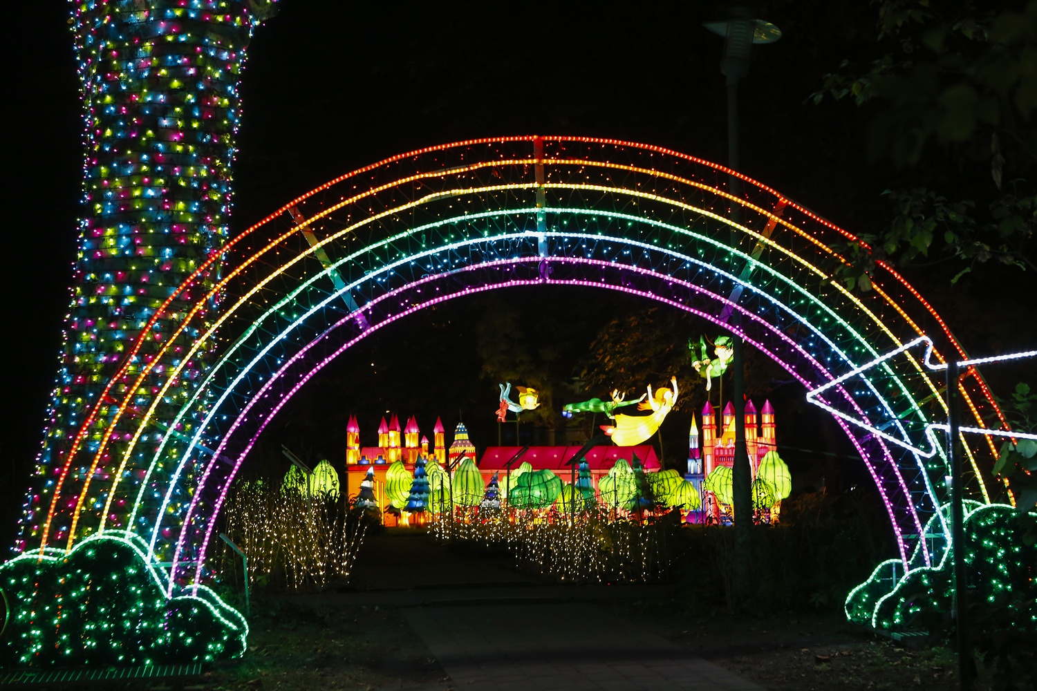 Pán Péter és Sohaország életre kel: a csillogó-villogó Gargen of Lights fénykiállítás téged is elvarázsol a Füvészkertben