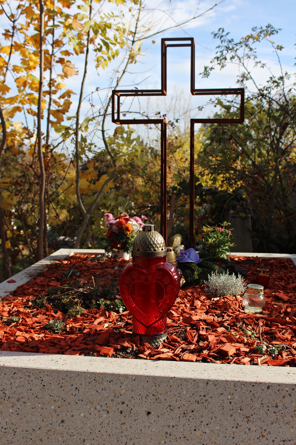 Elkészült a tragikusan fiatalon elhunyt Kandeh Evelyne sírja, a barátai megható emlékekkel díszítették