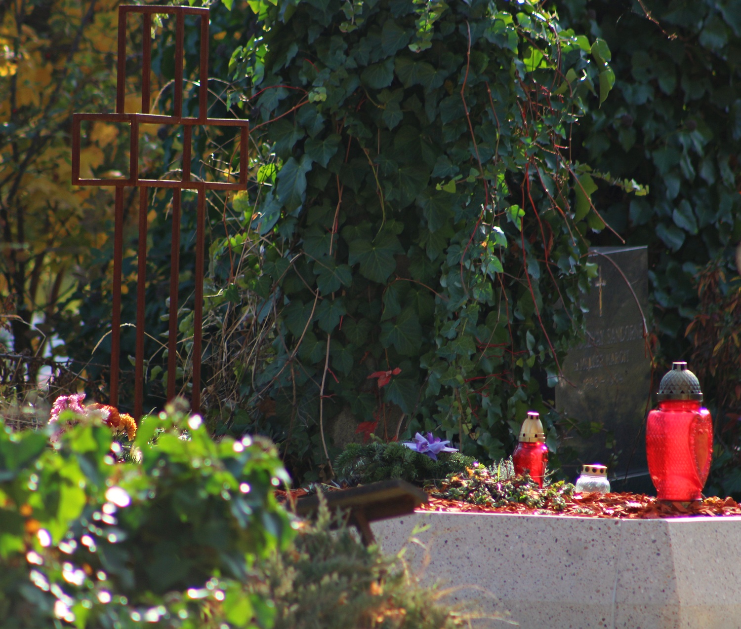 Elkészült a tragikusan fiatalon elhunyt Kandeh Evelyne sírja, a barátai megható emlékekkel díszítették