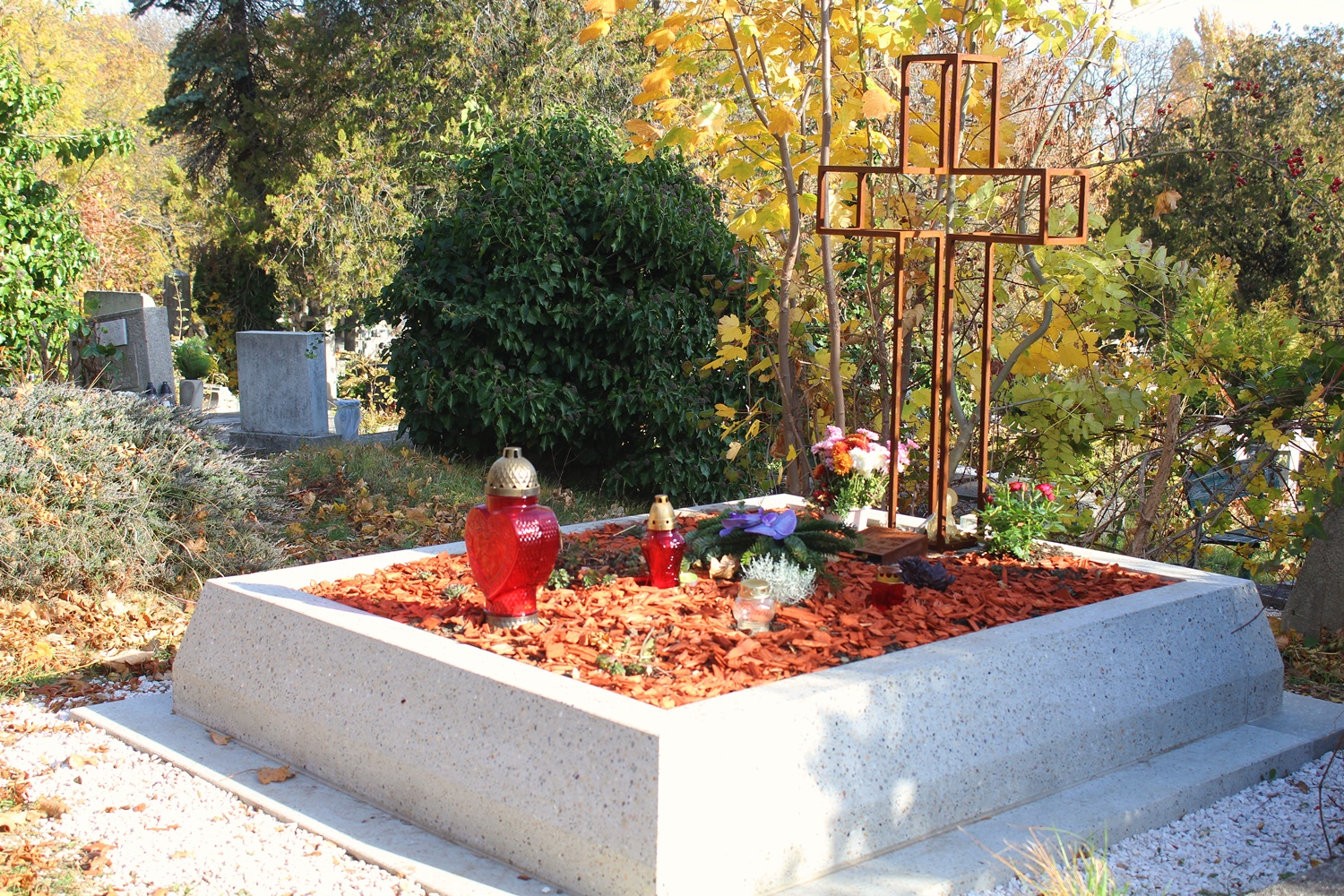 Elkészült a tragikusan fiatalon elhunyt Kandeh Evelyne sírja, a barátai megható emlékekkel díszítették