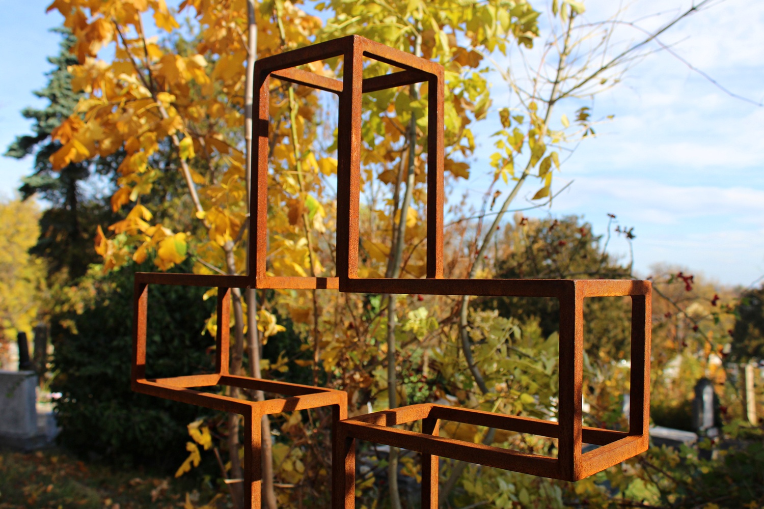 Elkészült a tragikusan fiatalon elhunyt Kandeh Evelyne sírja, a barátai megható emlékekkel díszítették