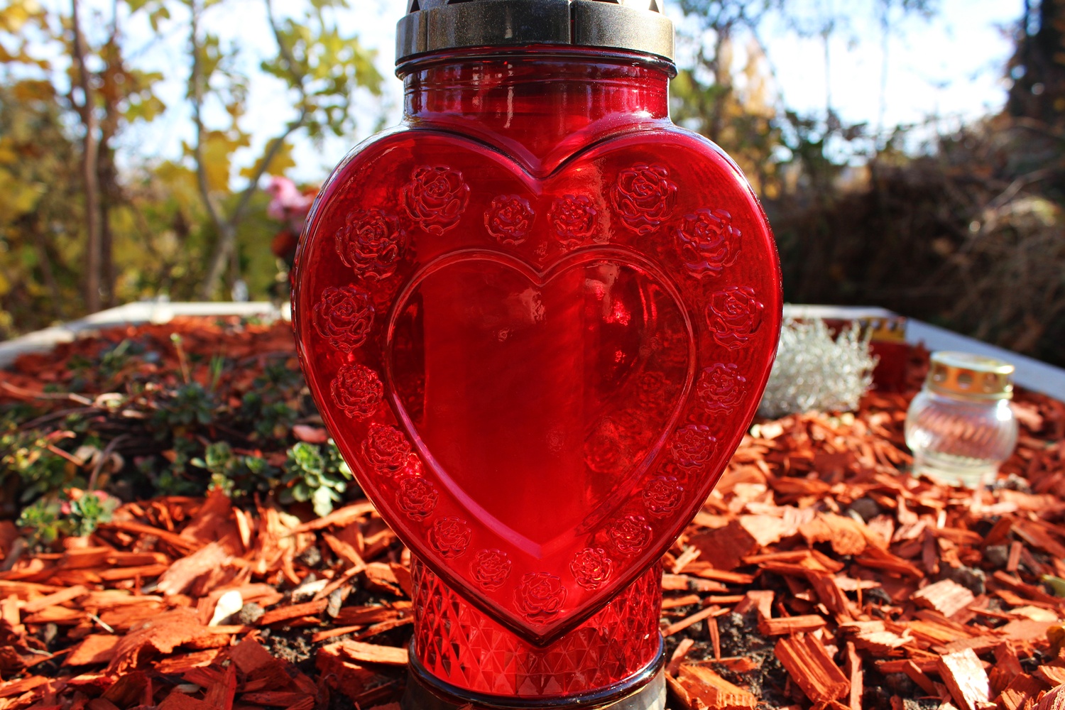 Elkészült a tragikusan fiatalon elhunyt Kandeh Evelyne sírja, a barátai megható emlékekkel díszítették