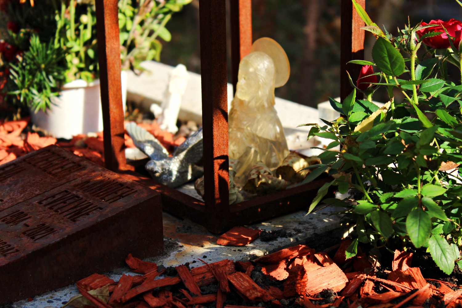 Elkészült a tragikusan fiatalon elhunyt Kandeh Evelyne sírja, a barátai megható emlékekkel díszítették