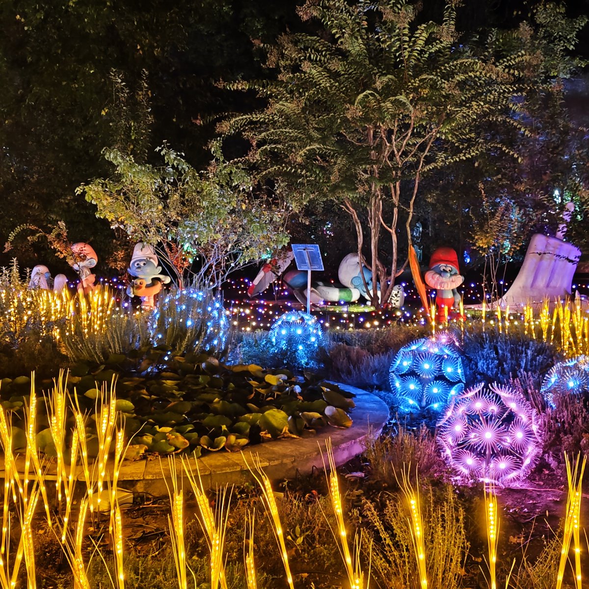 A Hupikék törpikék a témája idén a Garden of Lights kiállításnak a Füvészkertben