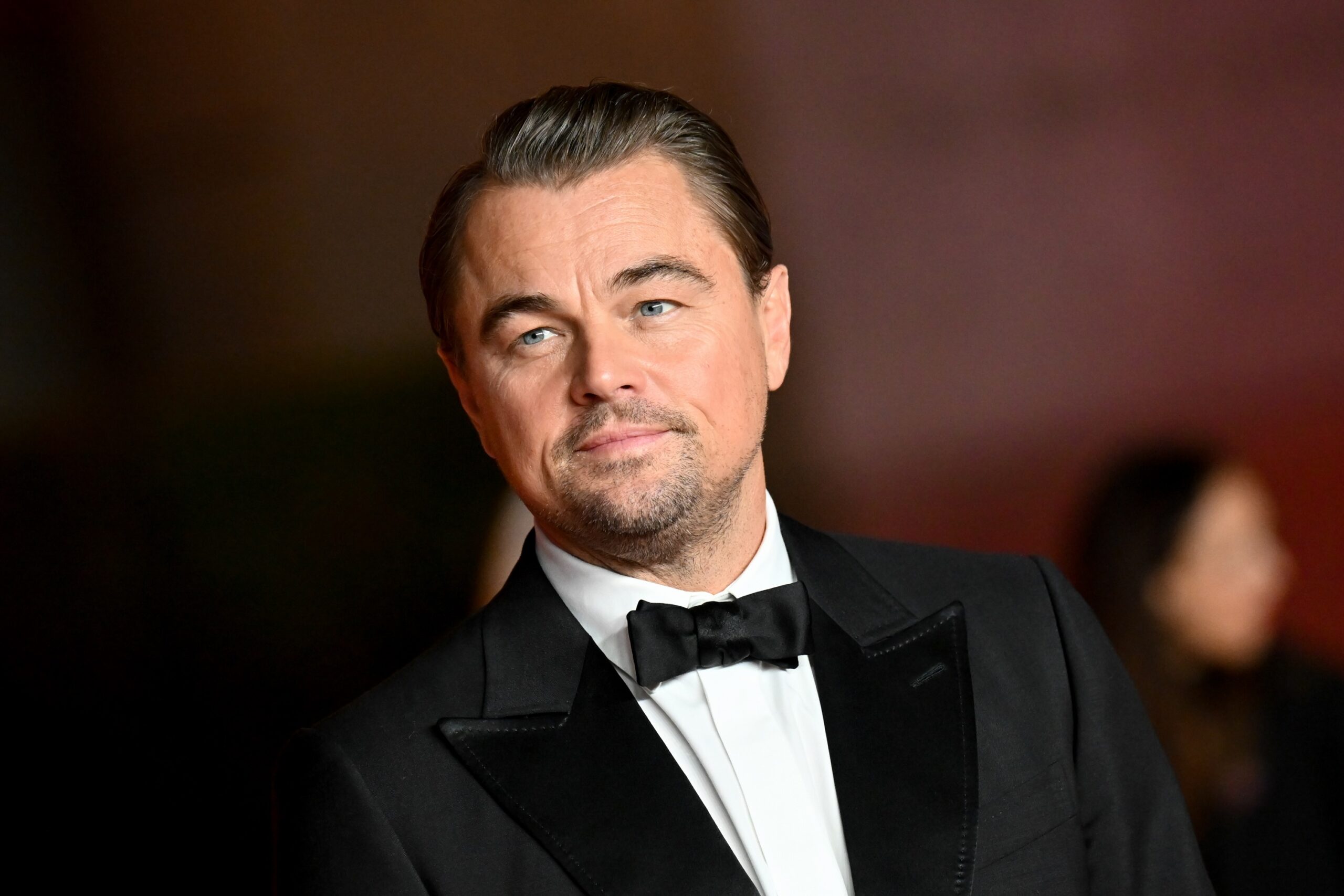 50 éves lett Leo DiCaprio, a titkos születésnapi partyján még a telefonokat is elvették a hírességektől | szmo.hu