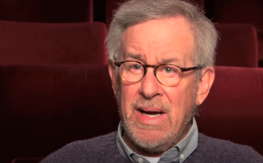 állítólag a frank-jel látható steven spielberg fülén